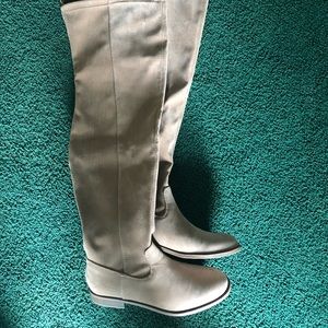 Flat tan boots